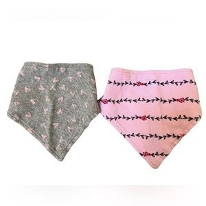 2 stylish bibs 100% cotton incl snap closures with 2 size options for comfort